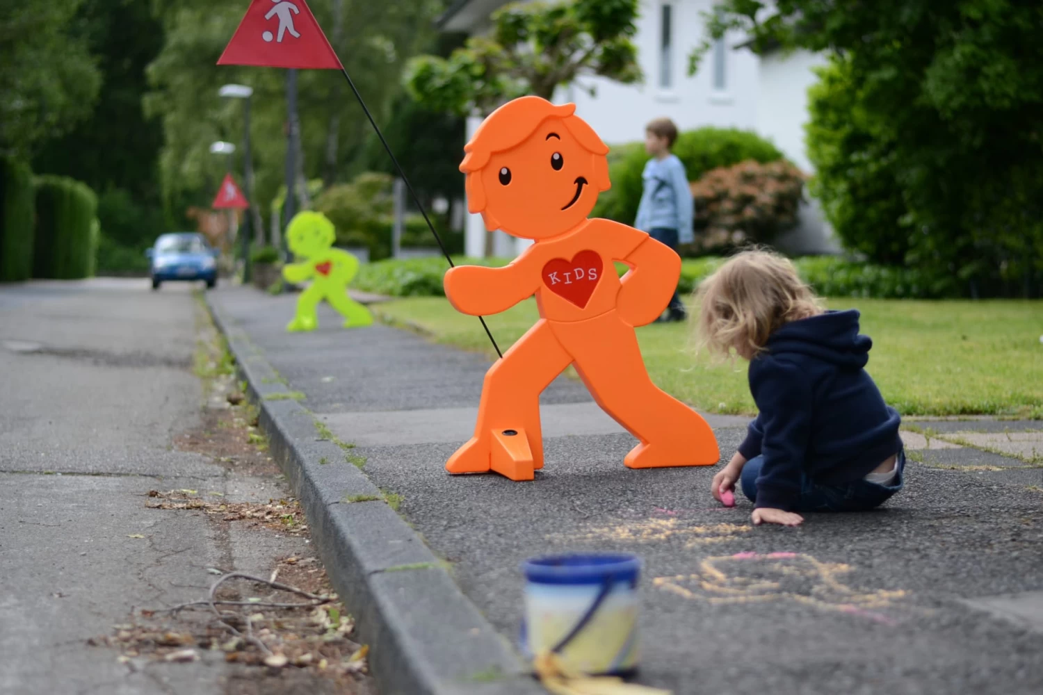 StreetBuddy Warnfigur Für Kindersicherheit In Orange, 10-er Pack – Bild 2